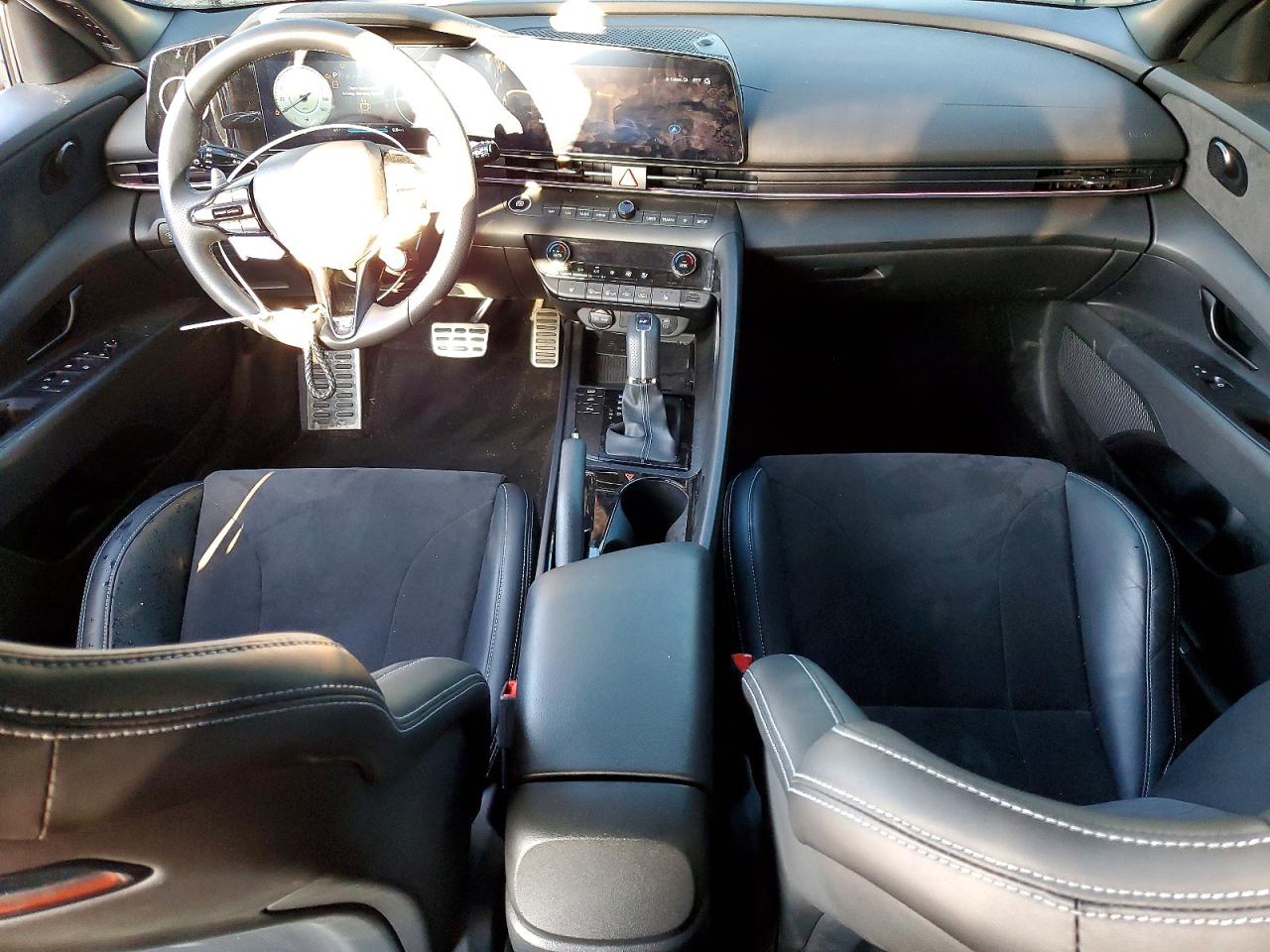 Hyundai ELANTRA Base