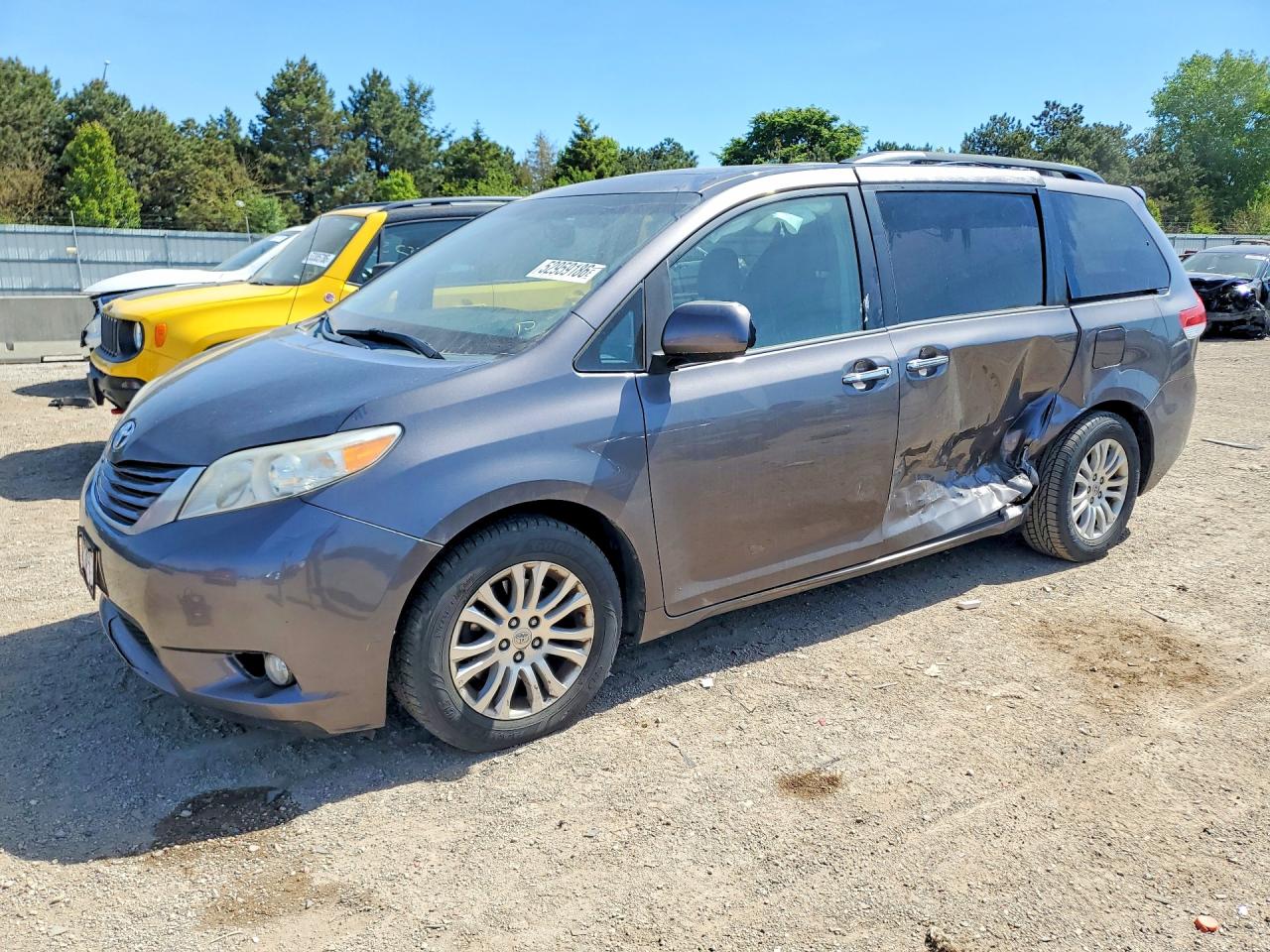 Salvage Toyota Sienna Image