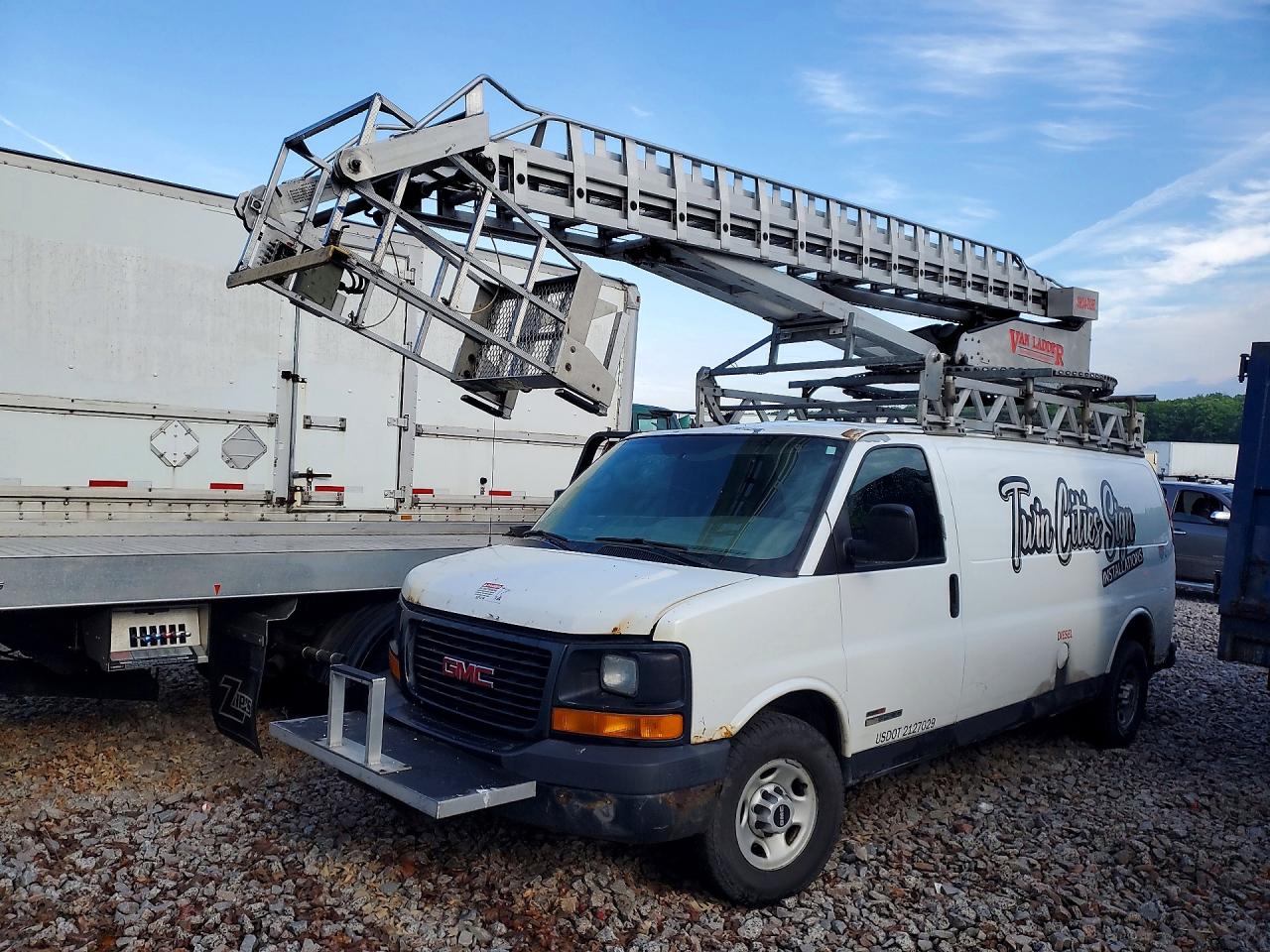 Salvage GMC Savana Image