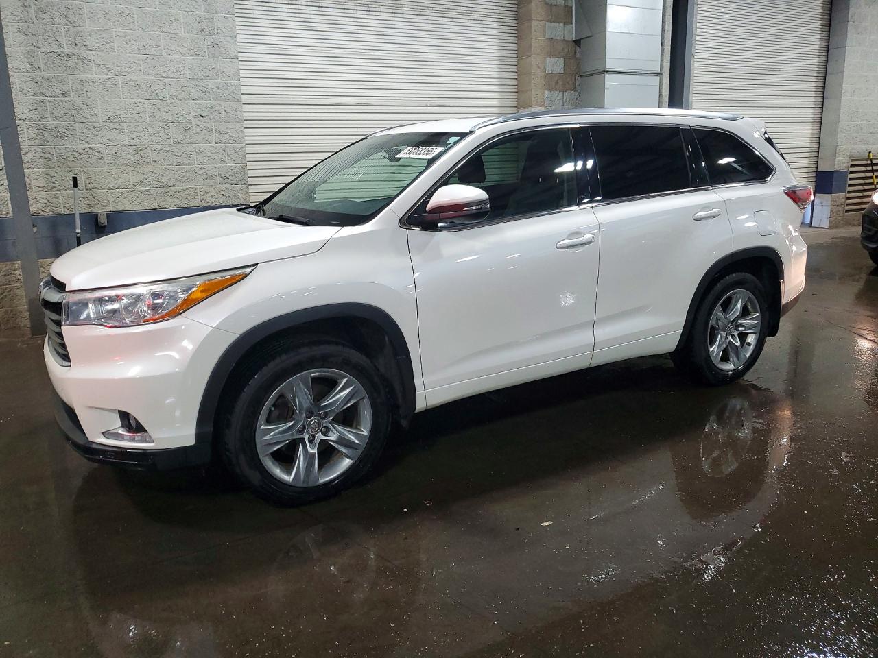 Salvage Toyota Highlander Image