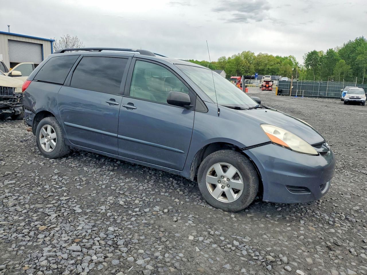 Toyota Sienna Le 7-passenger