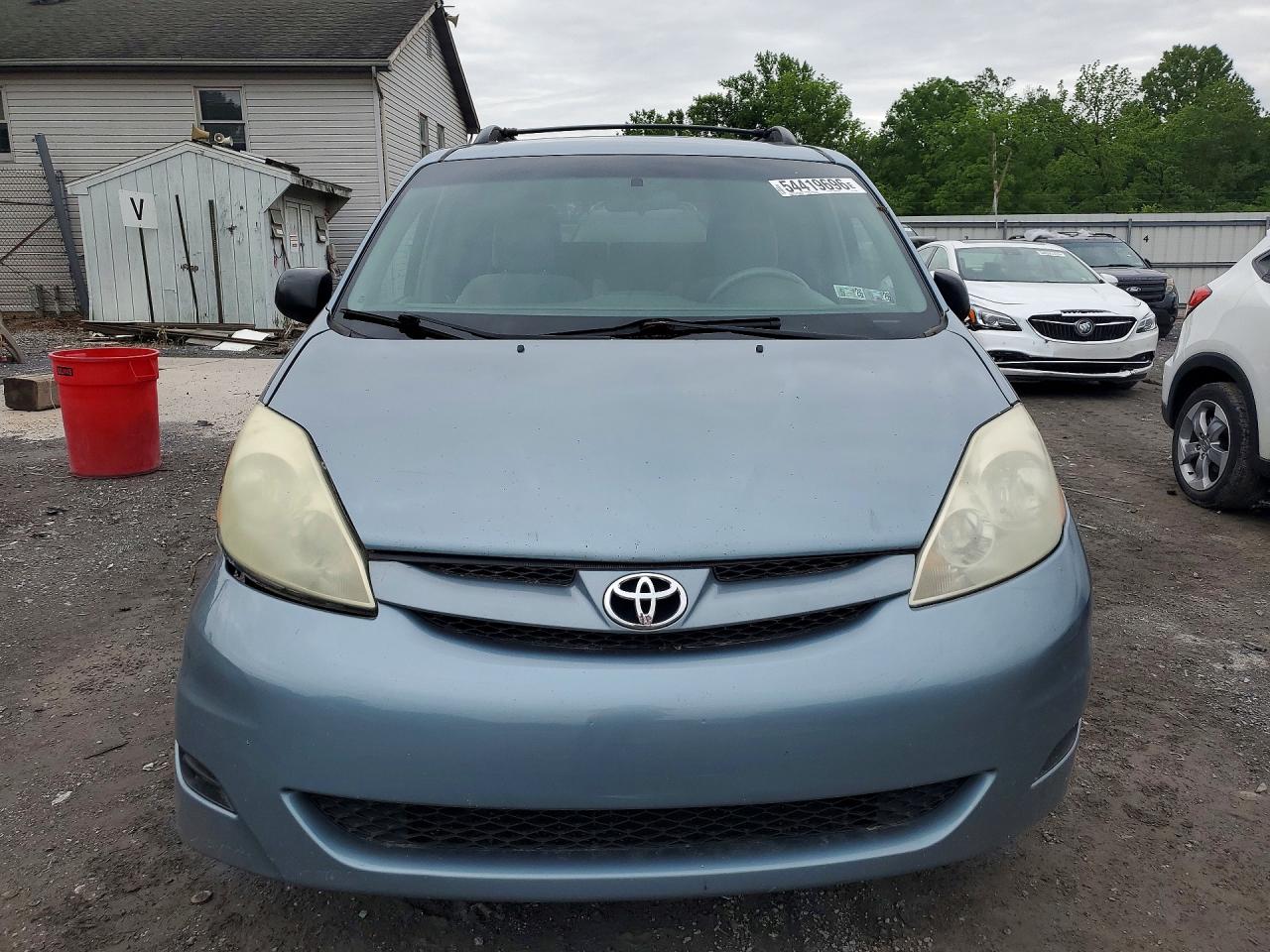 Toyota Sienna Le 8 Passenger