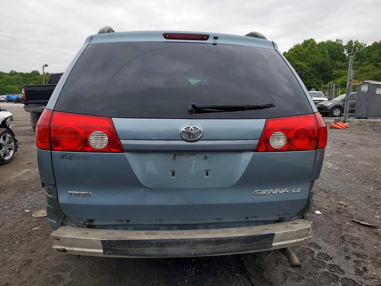 Toyota Sienna Le 8 Passenger