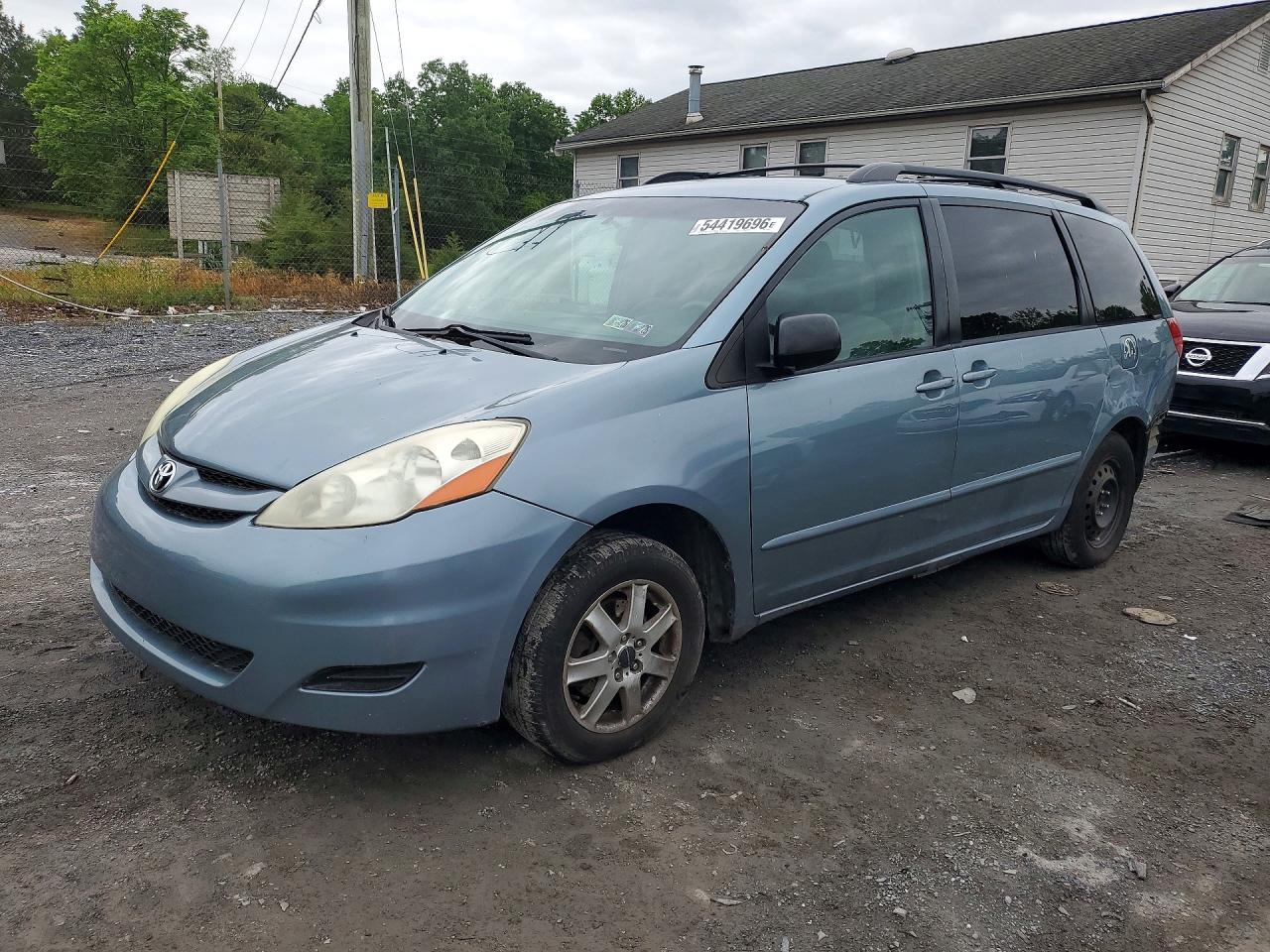 Salvage Toyota Sienna Image