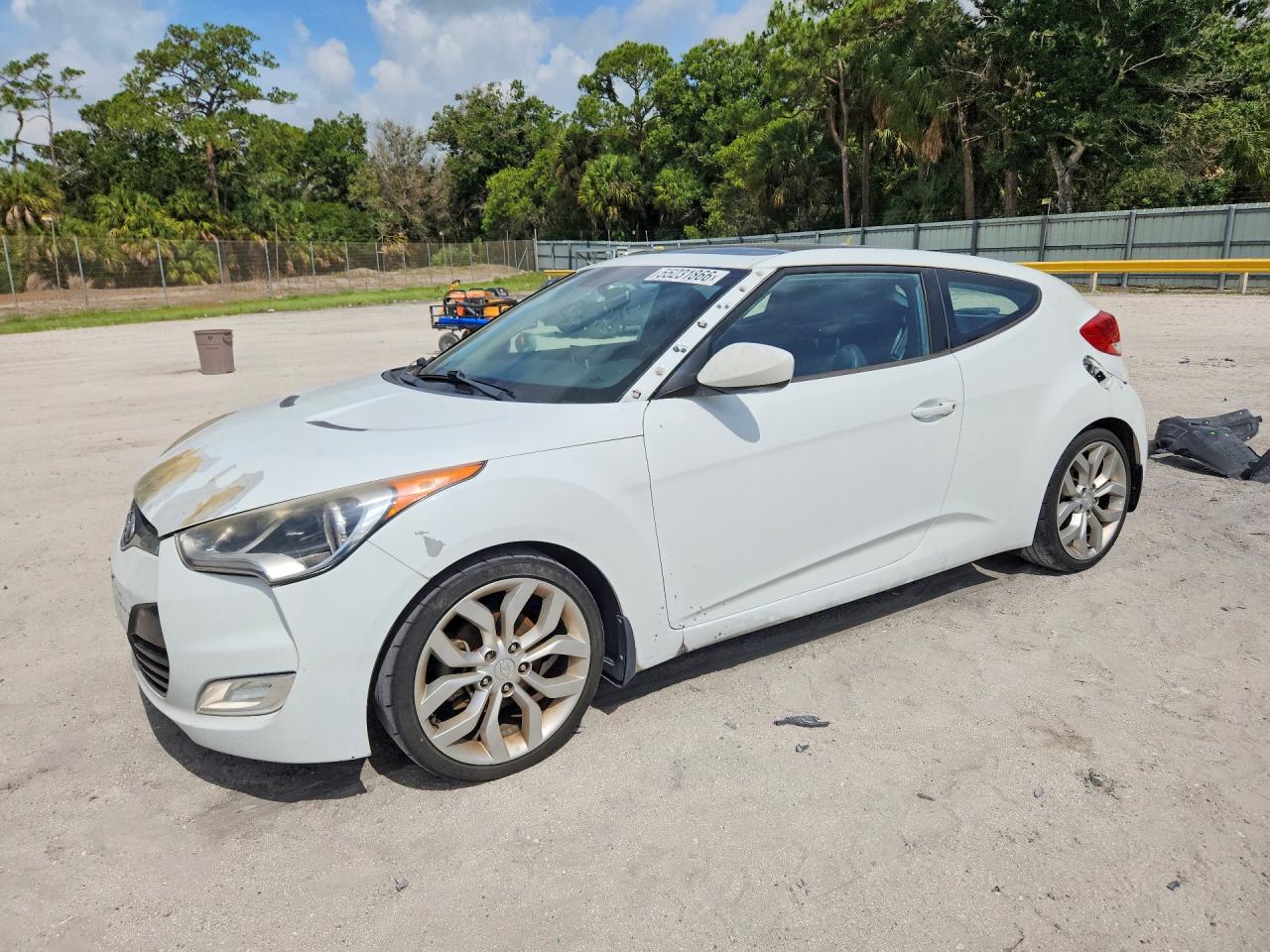Salvage Hyundai VELOSTER Image