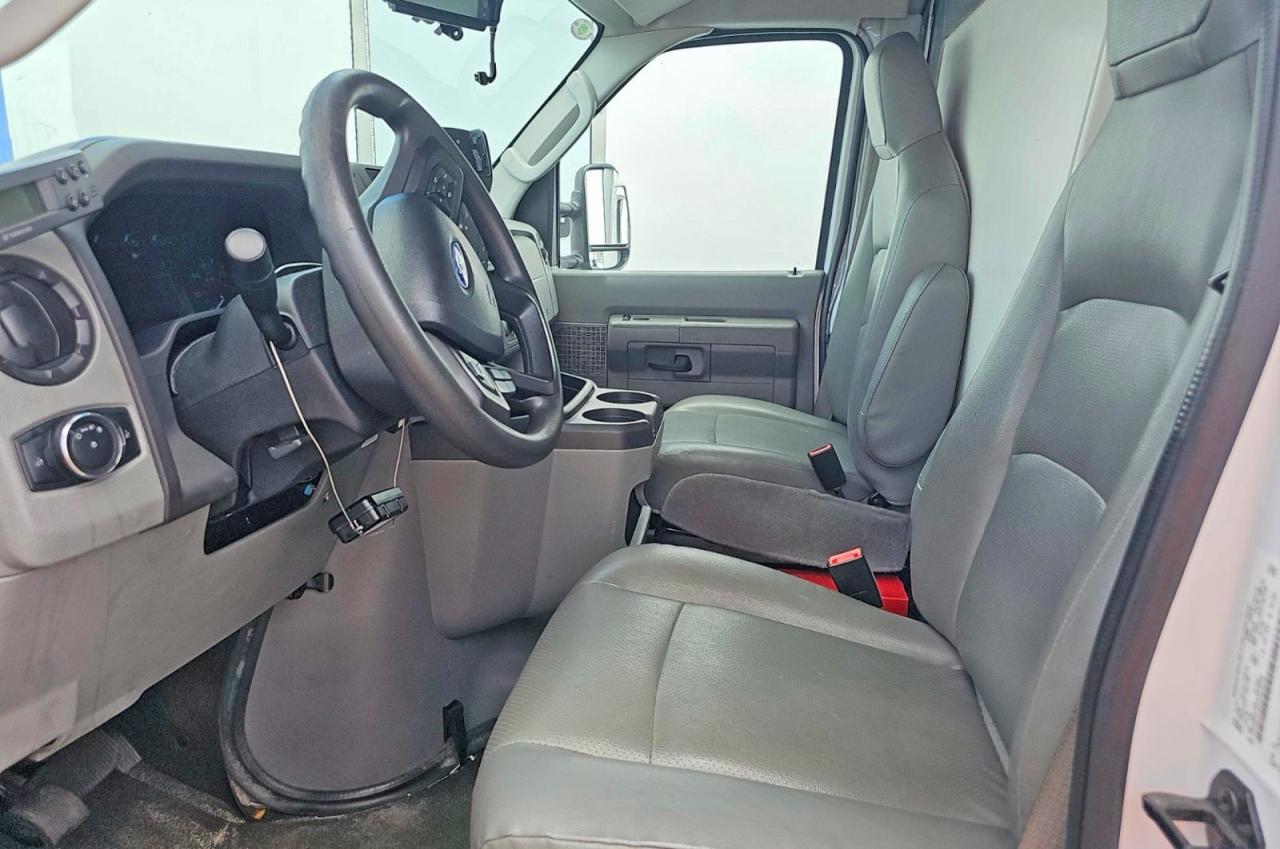 Ford Econoline E350 Super Duty Cutaway Van