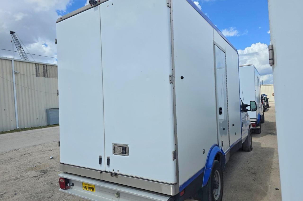 Ford Econoline E350 Super Duty Cutaway Van