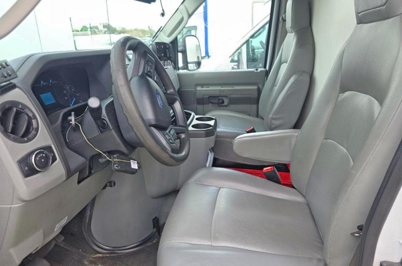Ford Econoline E350 Super Duty Cutaway Van