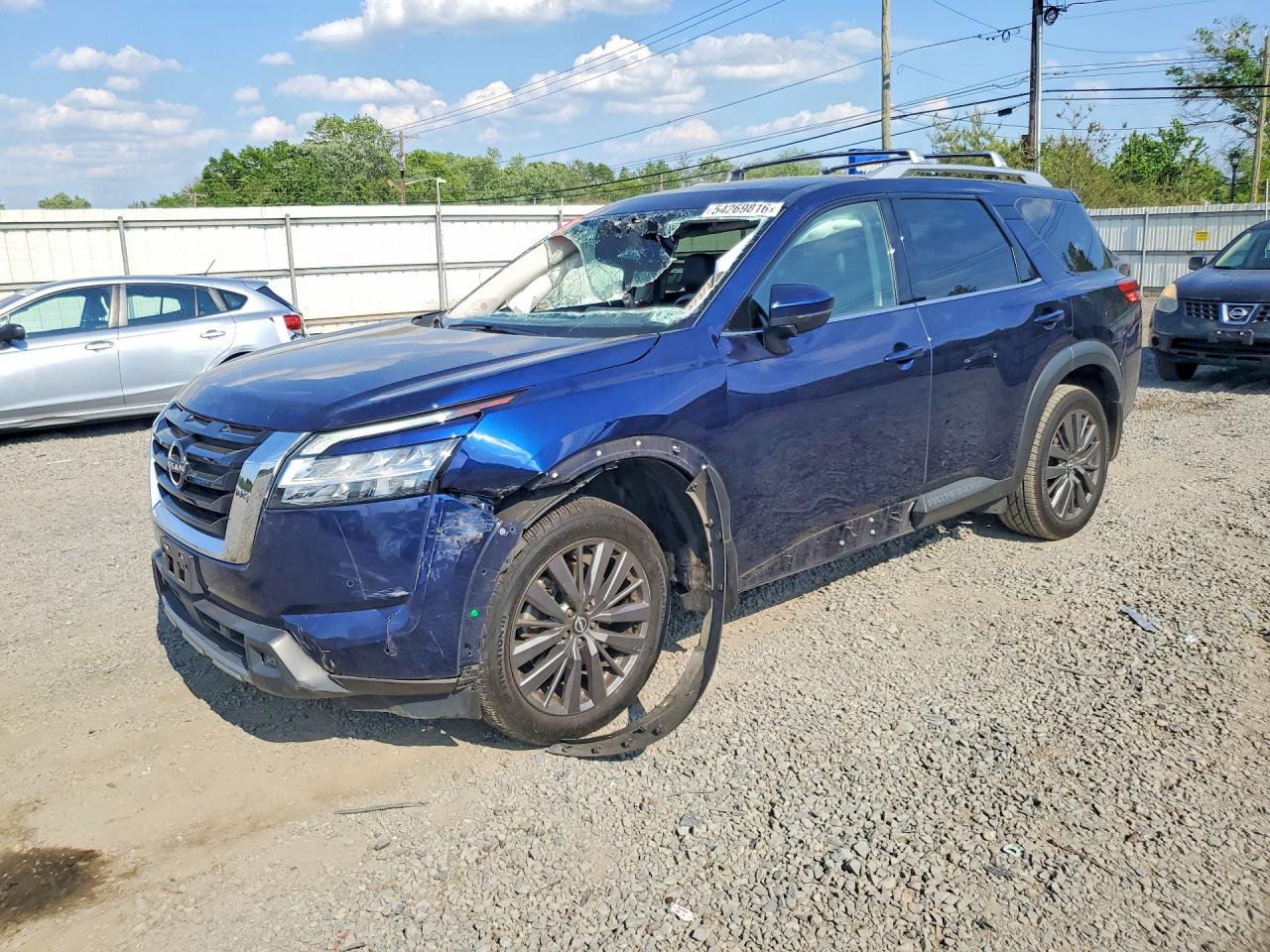 Salvage Nissan Pathfinder Image