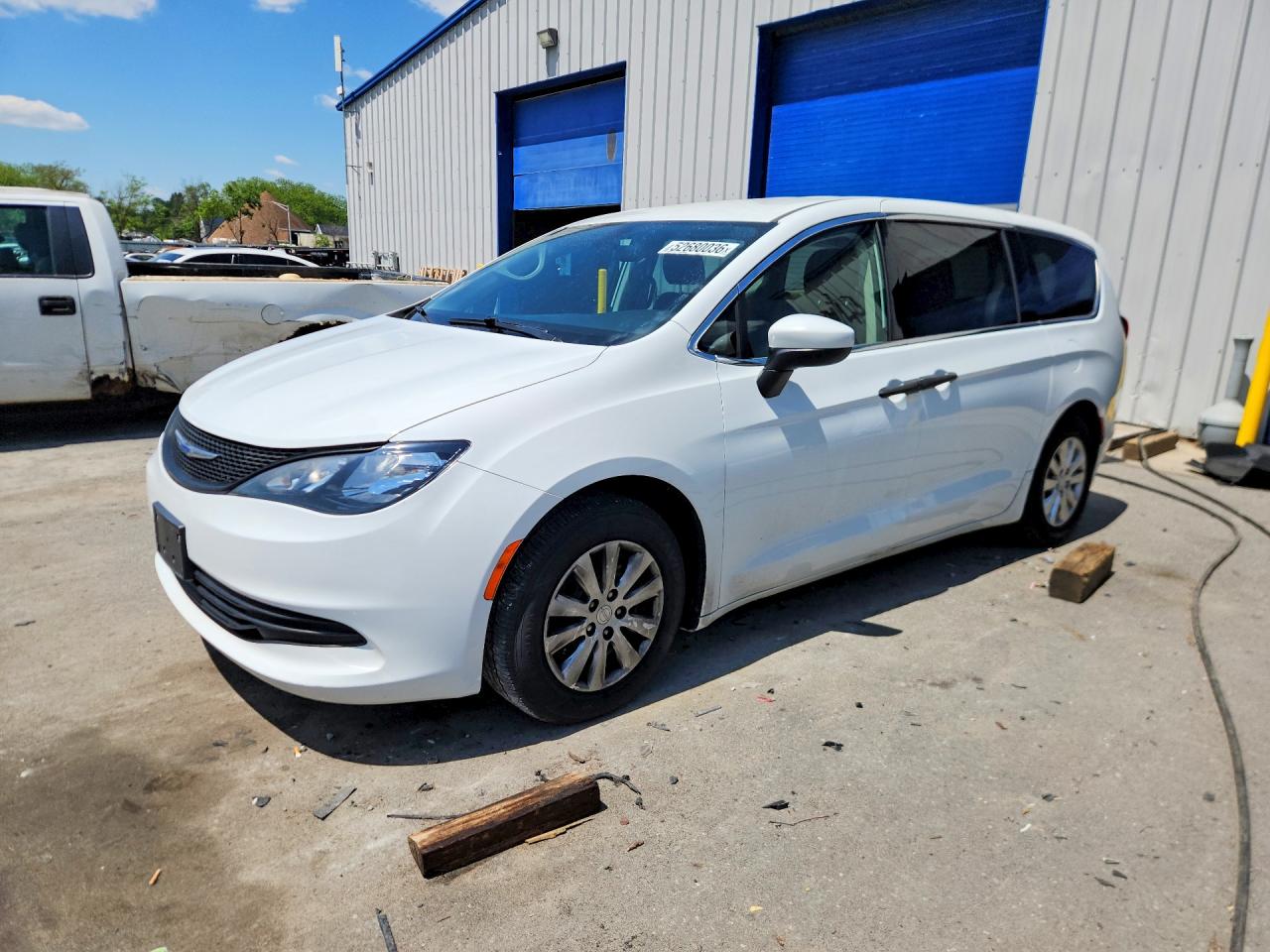 Salvage Chrysler Voyager Image