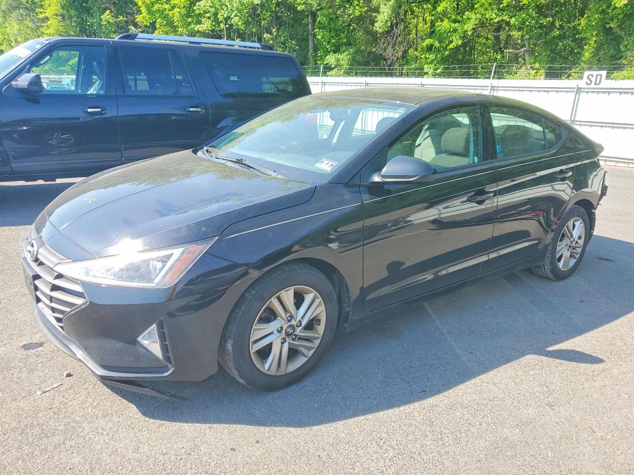 Salvage Hyundai ELANTRA Image