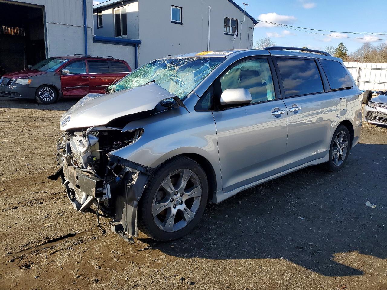 Salvage Toyota Sienna Image