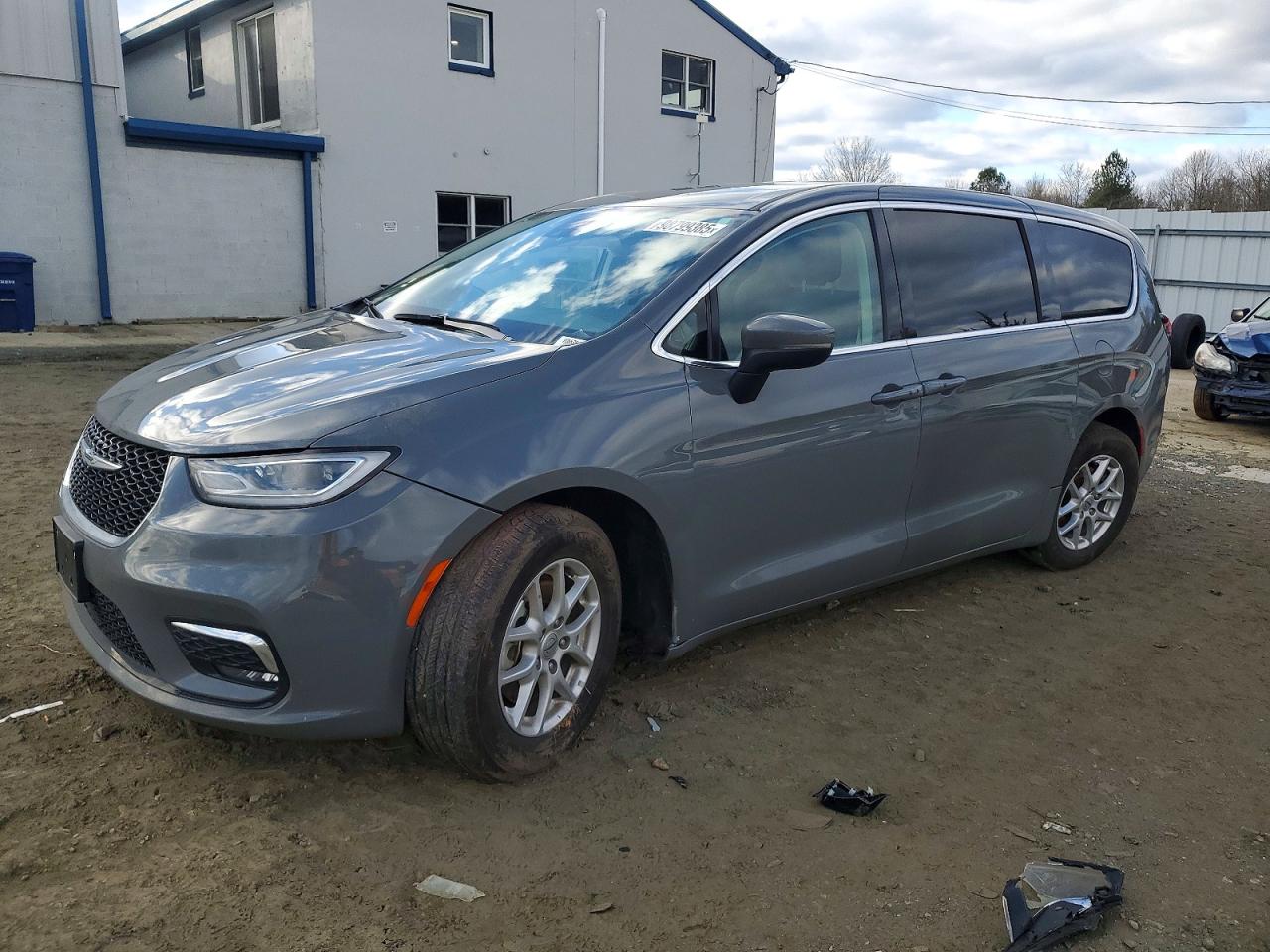 Salvage Chrysler Pacifica Image