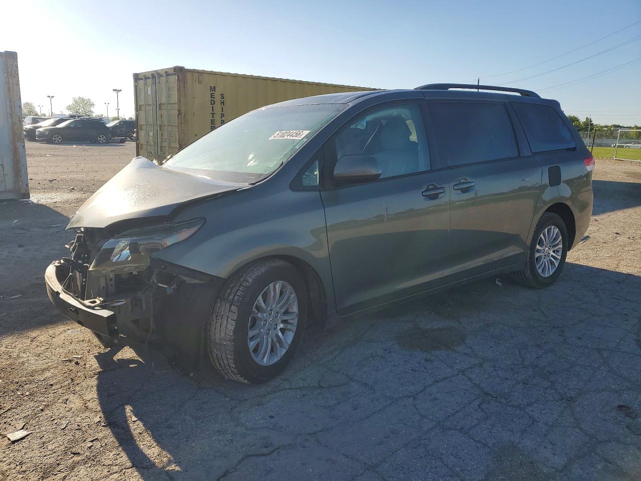 Salvage Toyota Sienna Image