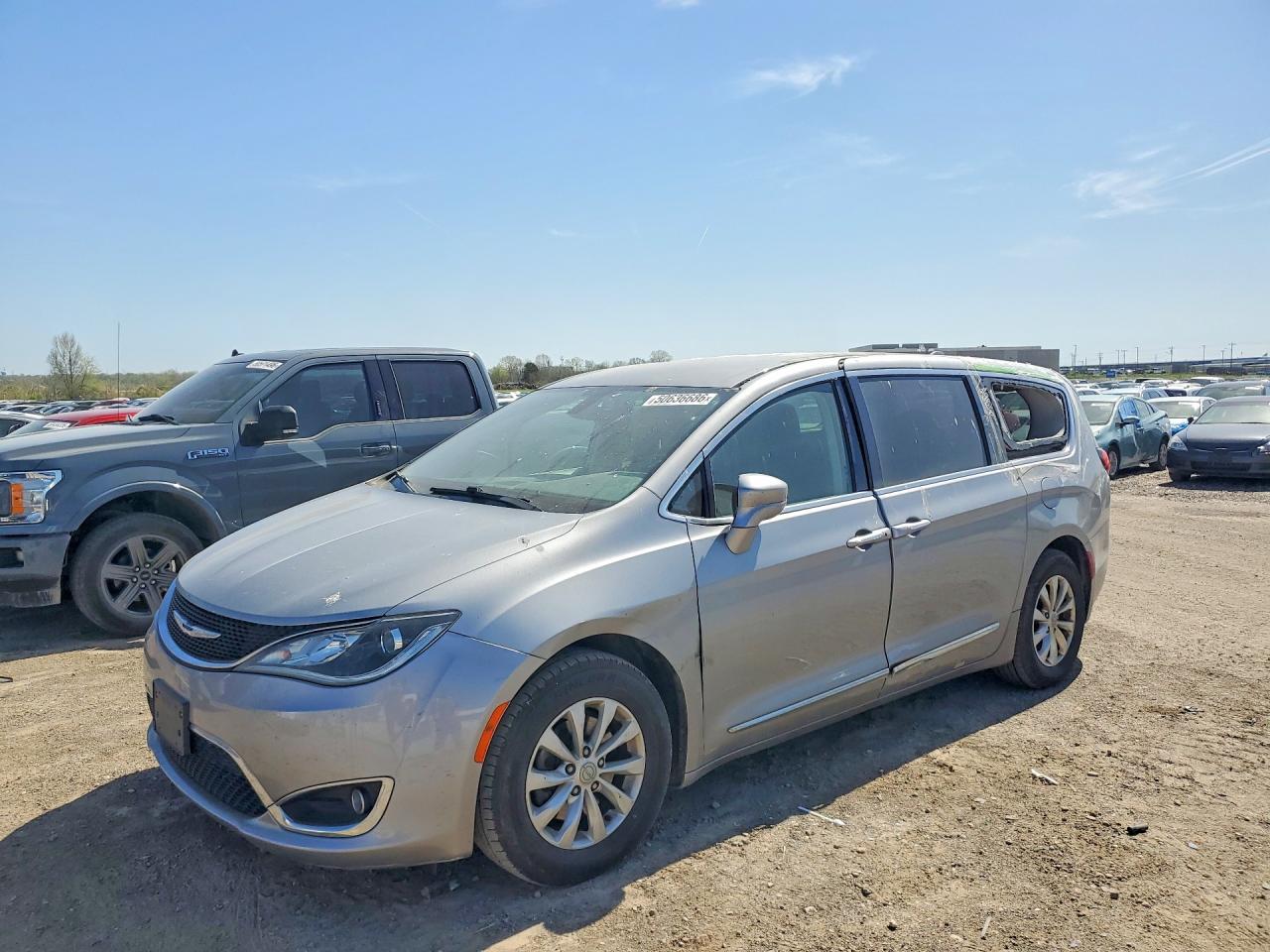 Salvage Chrysler Pacifica Image