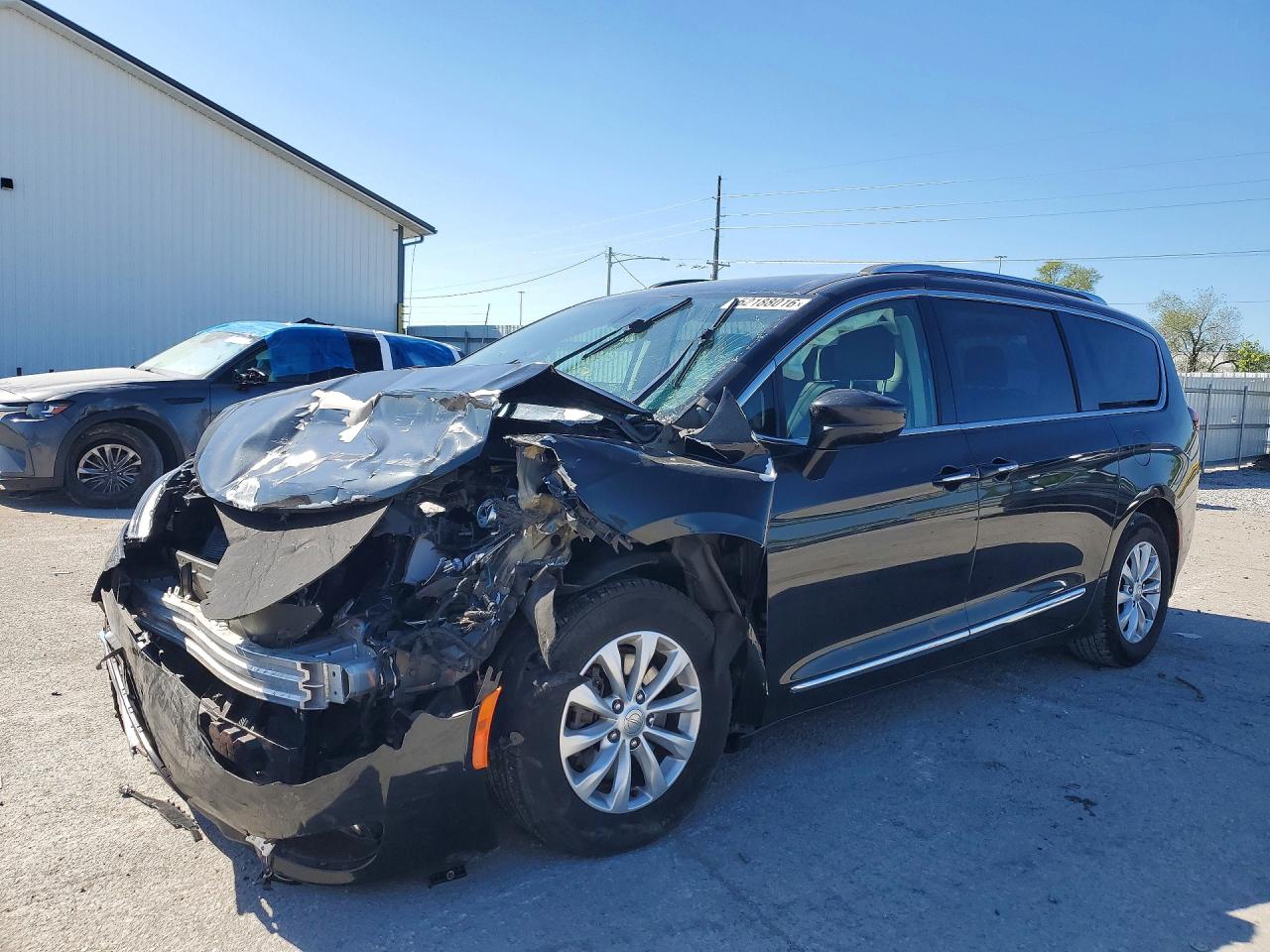 Salvage Chrysler Pacifica Image