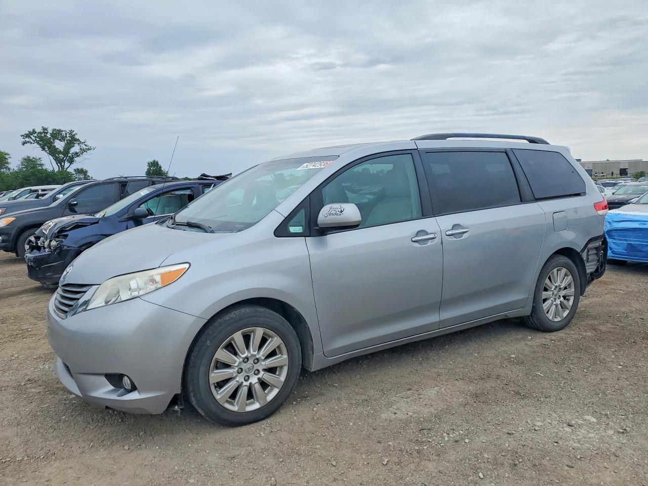 Salvage Toyota Sienna Image