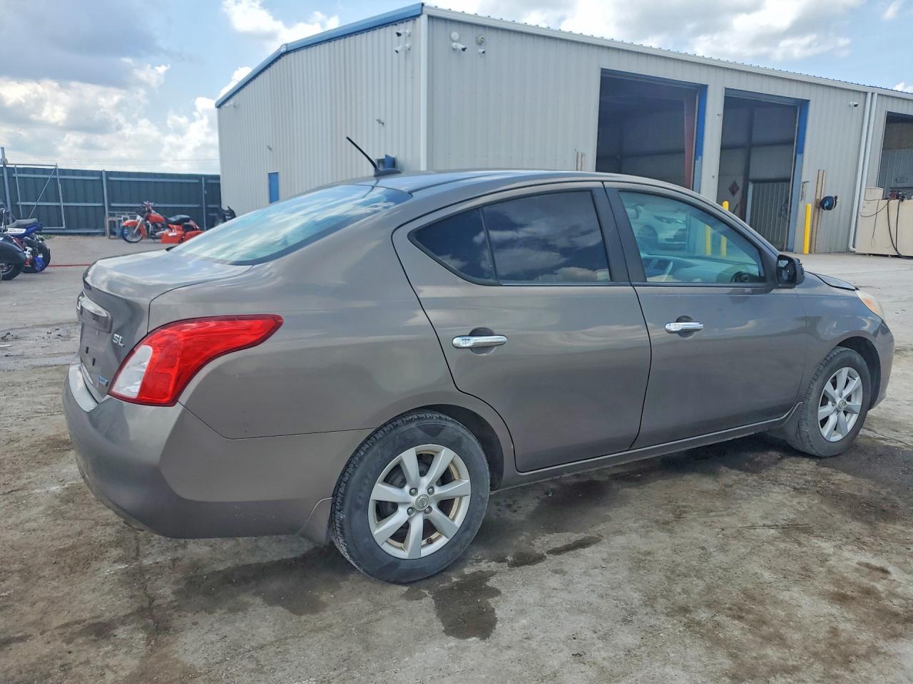 Nissan Versa 1.6 S