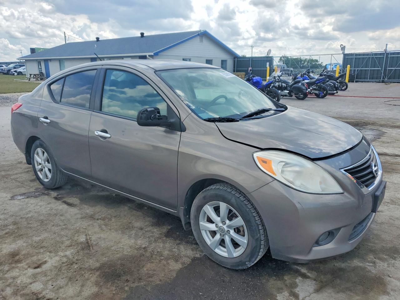 Nissan Versa 1.6 S