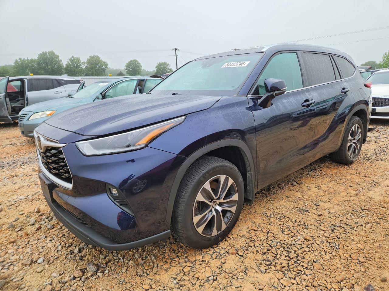 Salvage Toyota Highlander Image