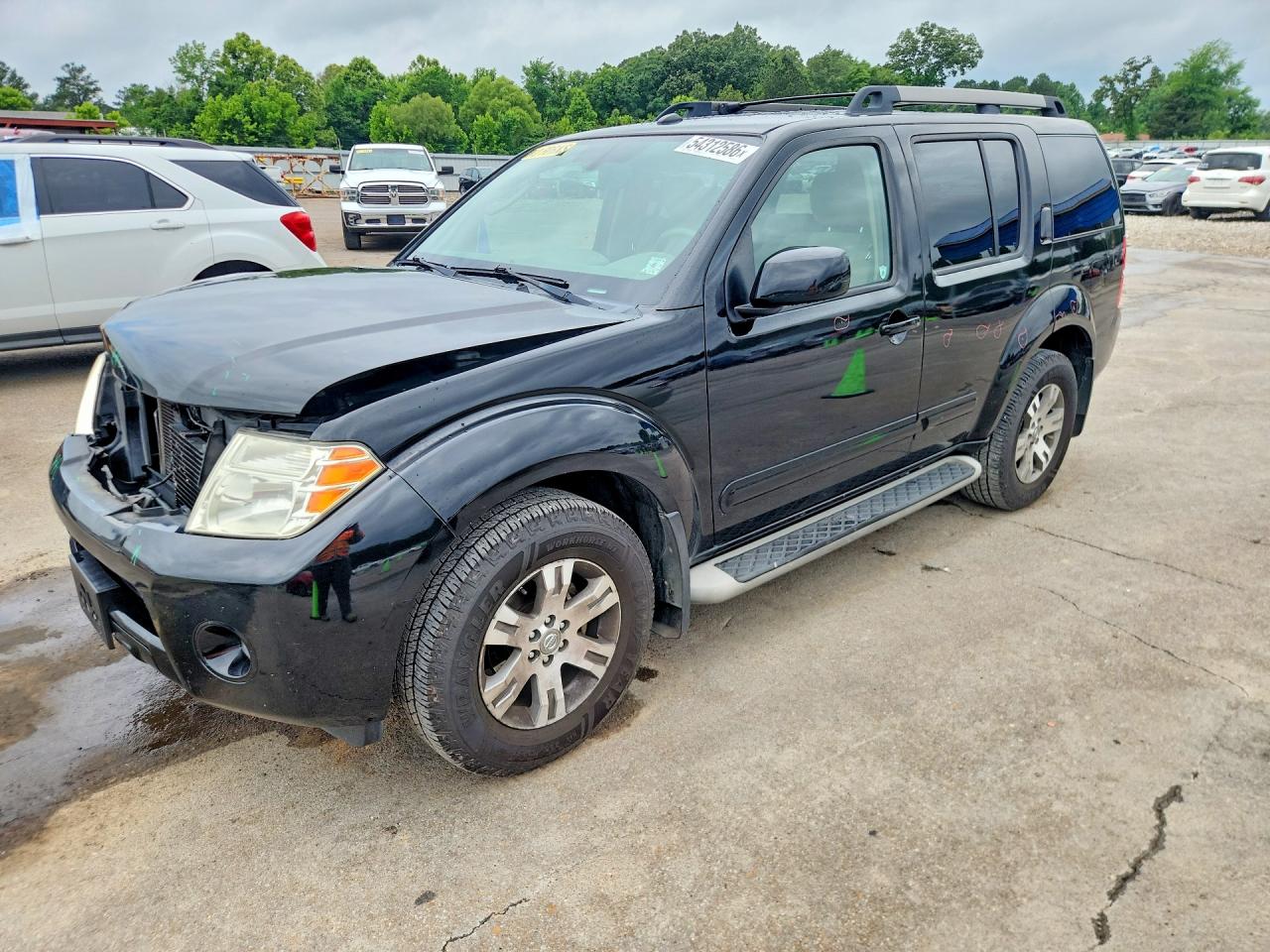 Salvage Nissan Pathfinder Image