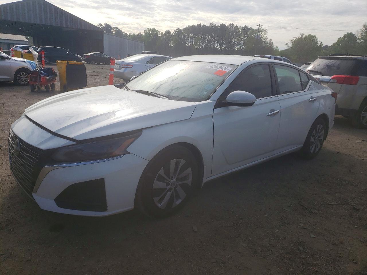 Salvage Nissan Altima Image