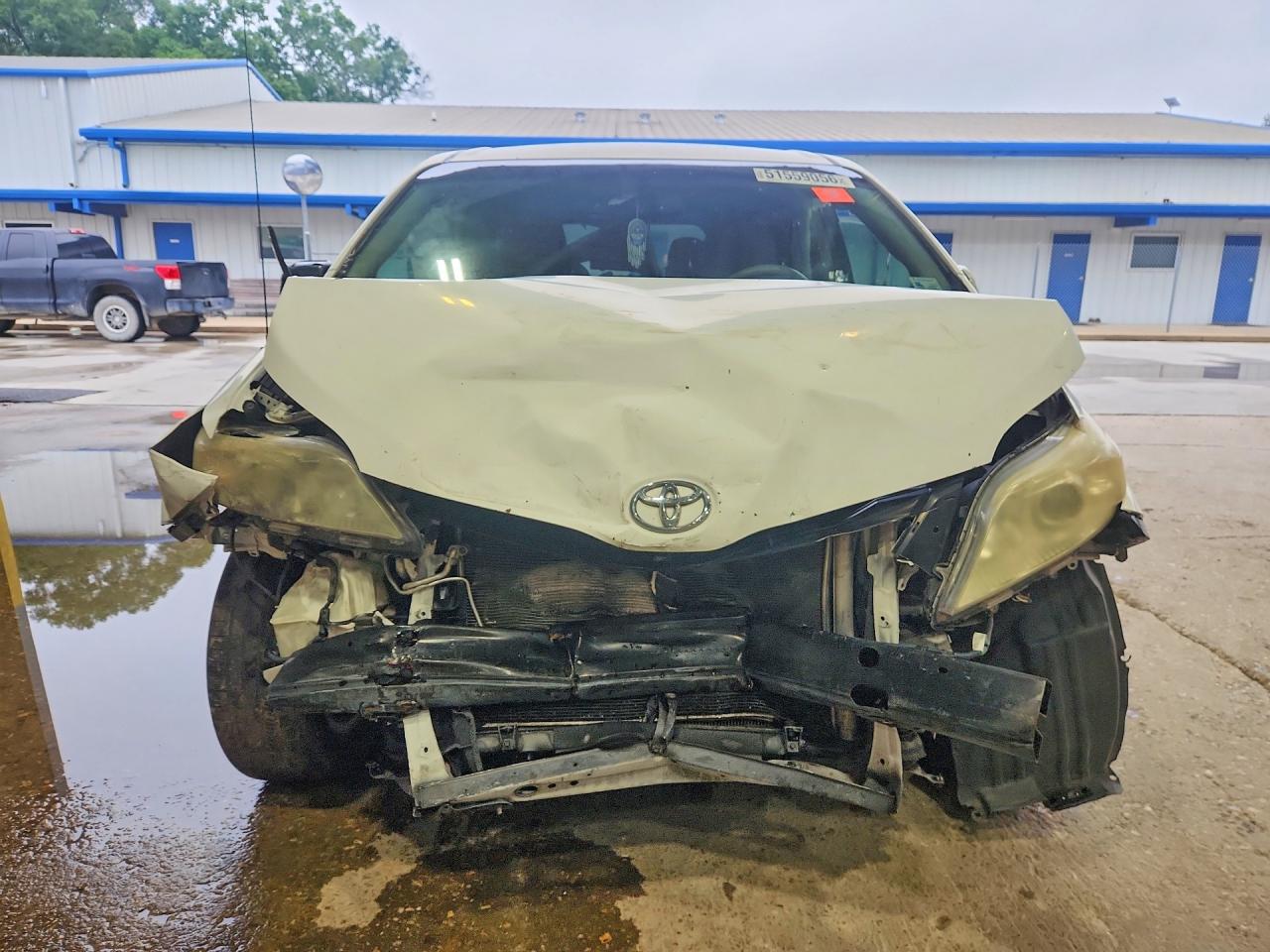 Toyota Sienna Le