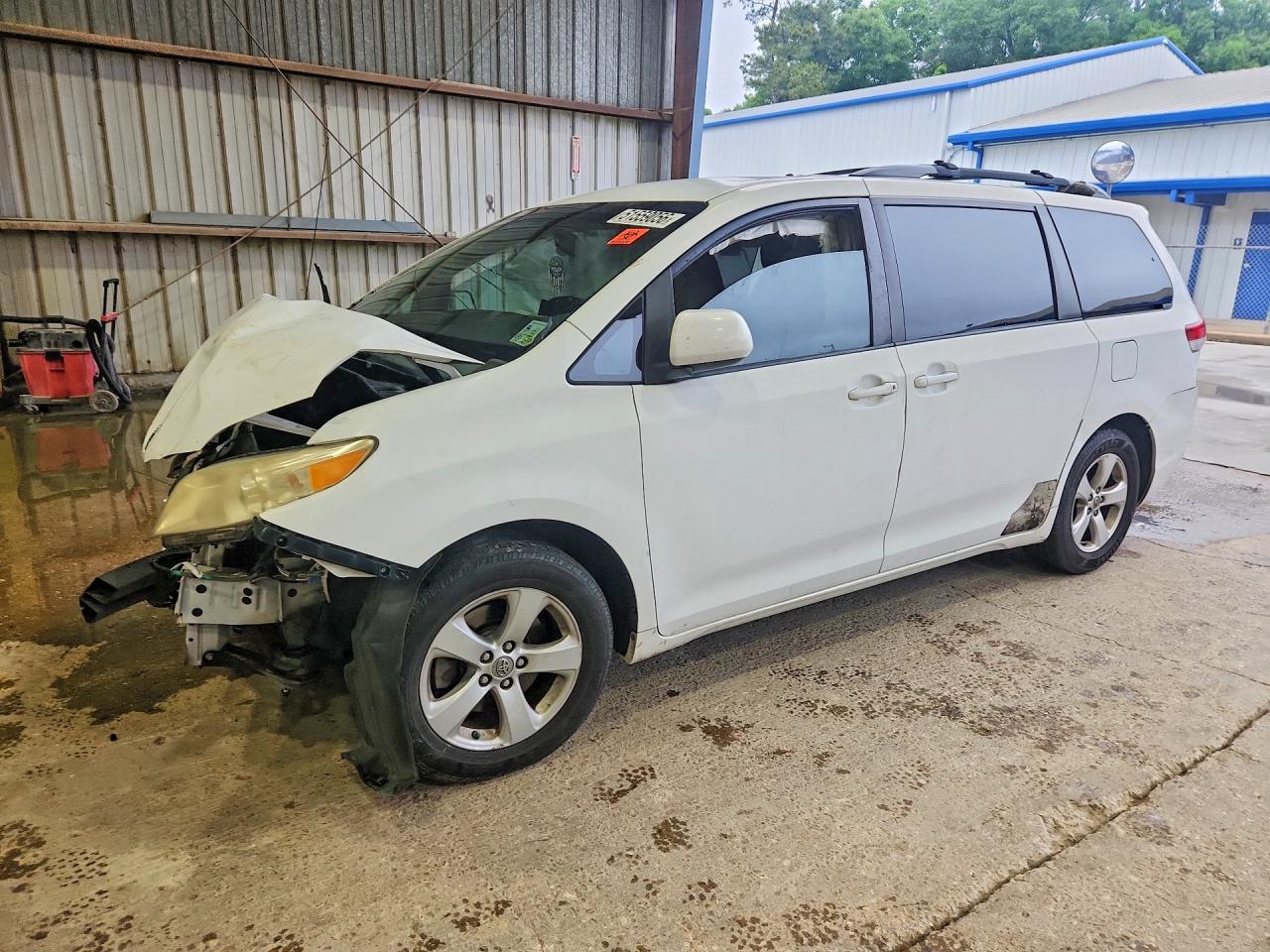 Salvage Toyota Sienna Image