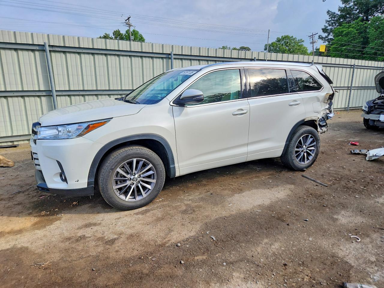 Salvage Toyota Highlander Image