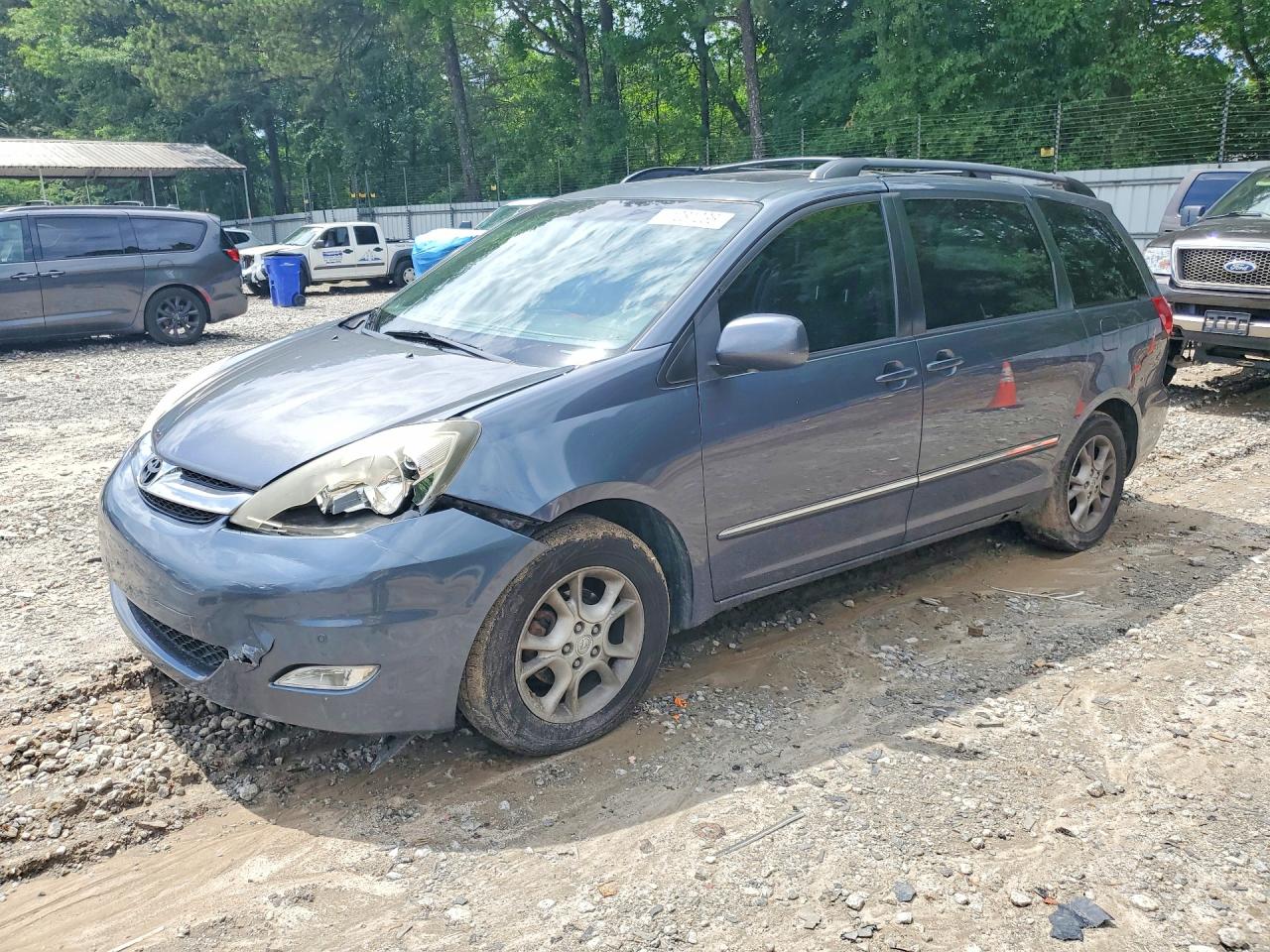 Salvage Toyota Sienna Image