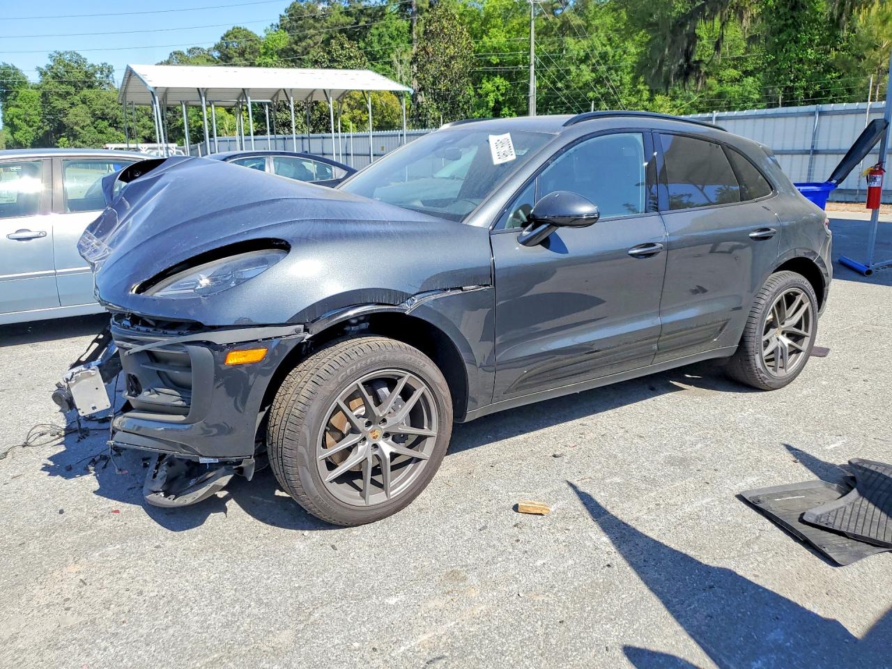 Salvage Porsche Macan Base Image