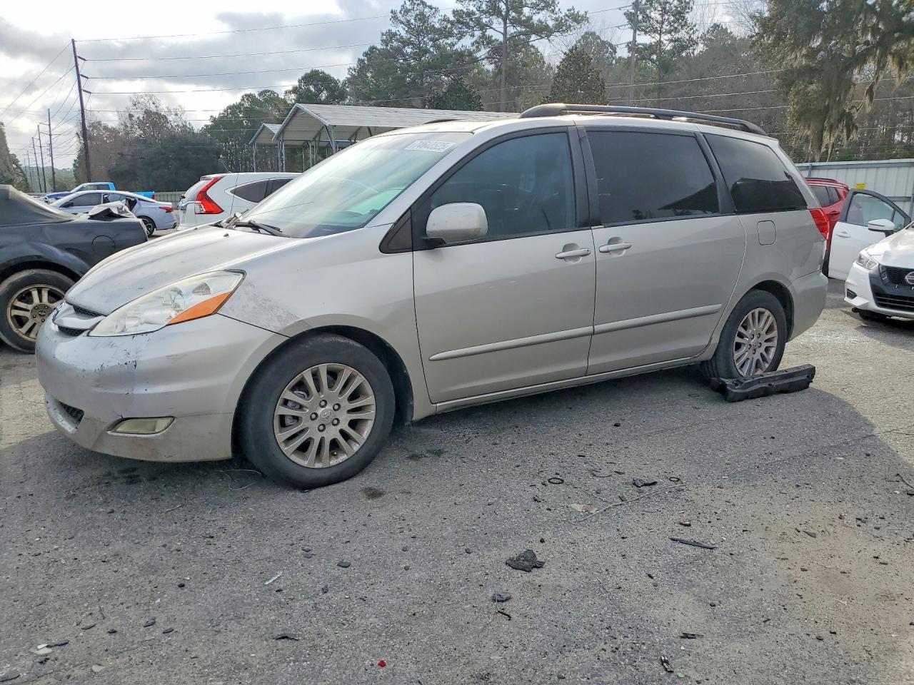 Salvage Toyota Sienna Image