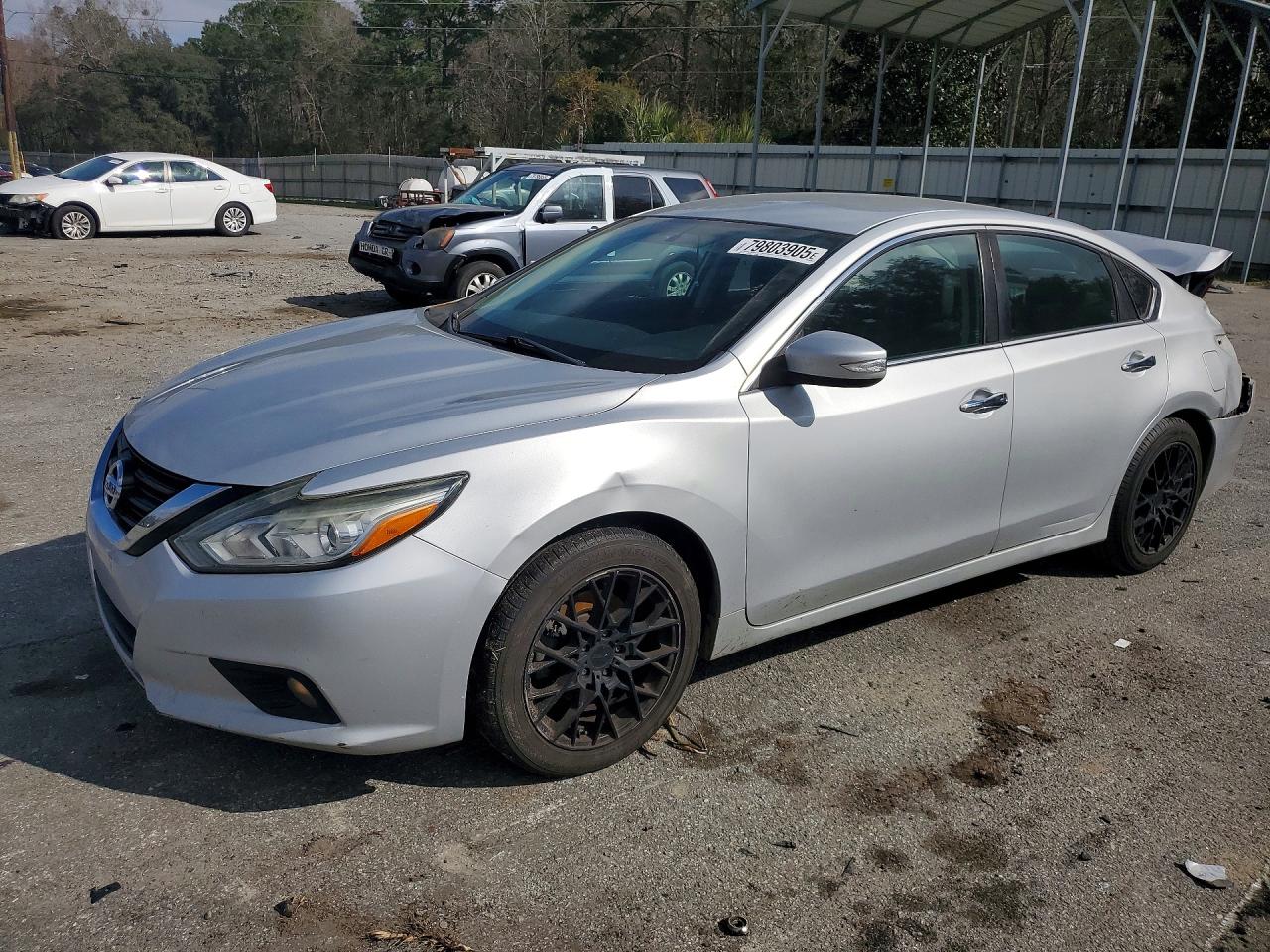 Salvage Nissan Altima Image