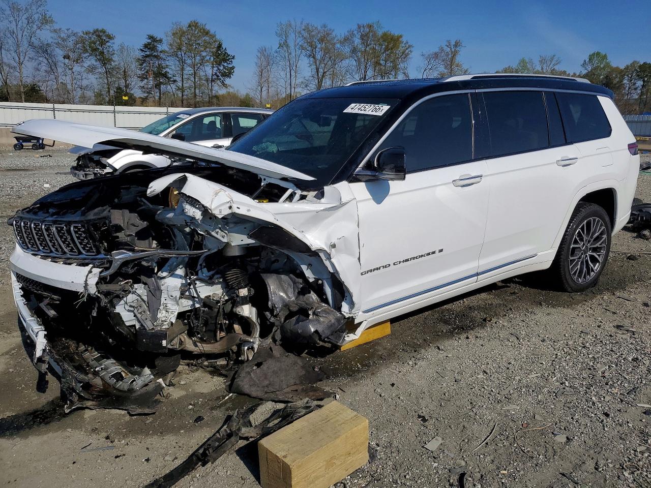 Salvage Jeep Cherokee Image