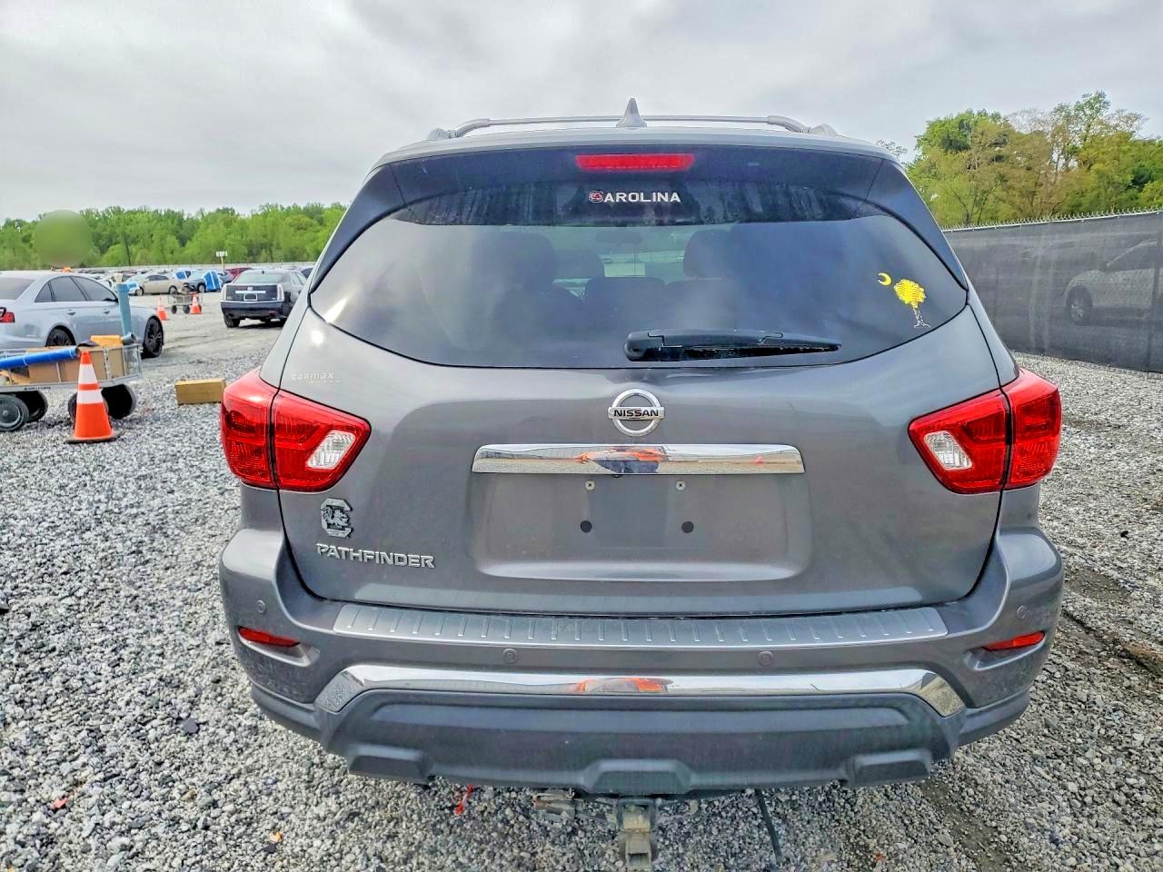 Nissan Pathfinder S