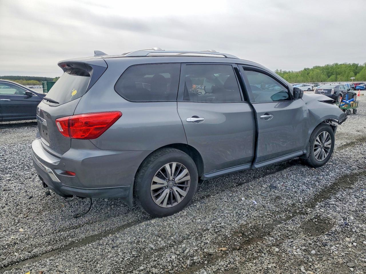 Nissan Pathfinder S