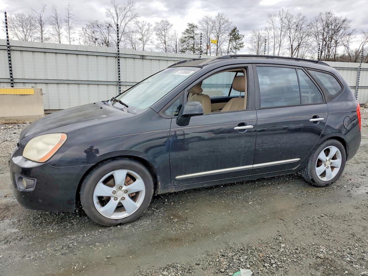 Salvage Kia Rondo Image