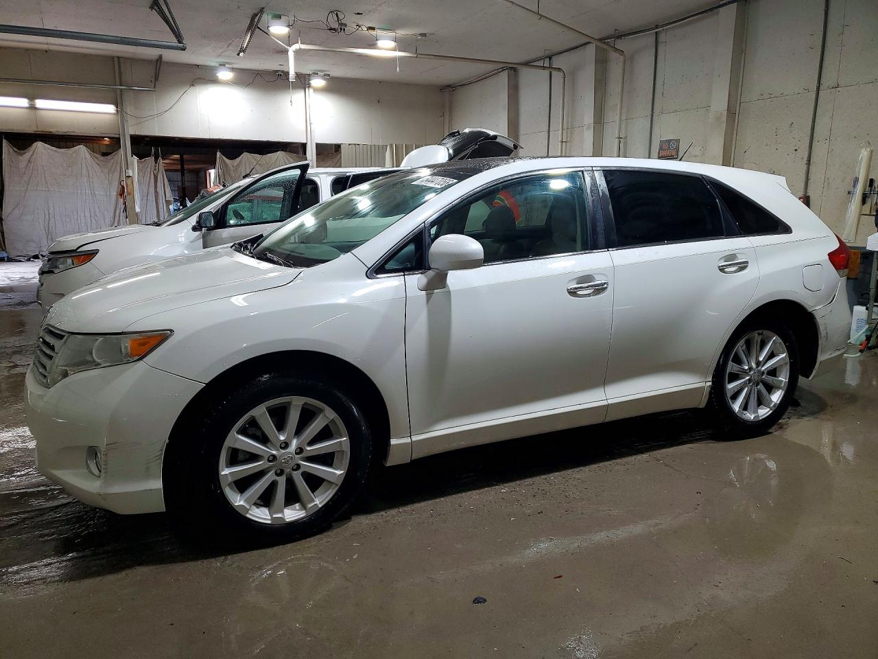 Salvage Toyota Venza Fwd Image
