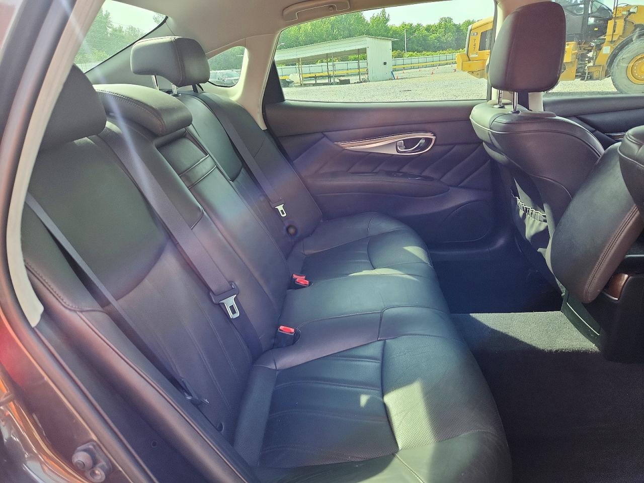INFINITI Q70 3.7