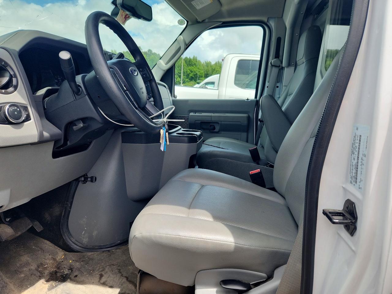 Ford Econoline E350 Super Duty Cutaway Van