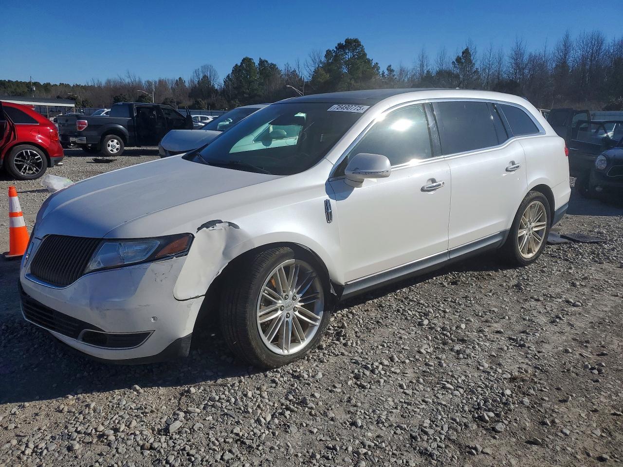 Salvage Lincoln MKT Image