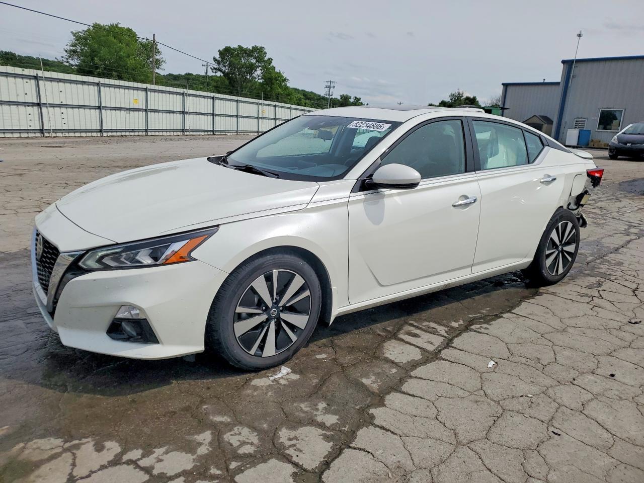 Salvage Nissan Altima Image