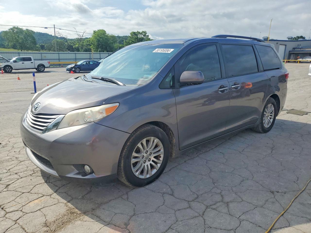 Salvage Toyota Sienna Image