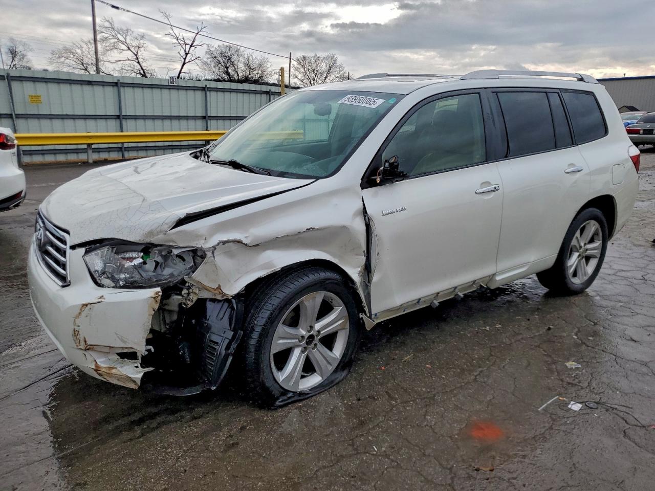 Salvage Toyota Highlander Image