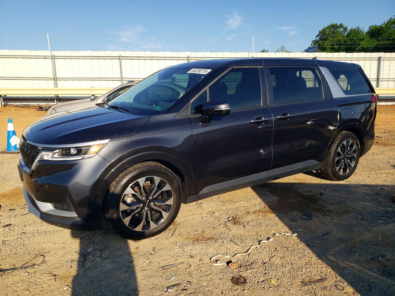 Salvage Kia Carnival Image