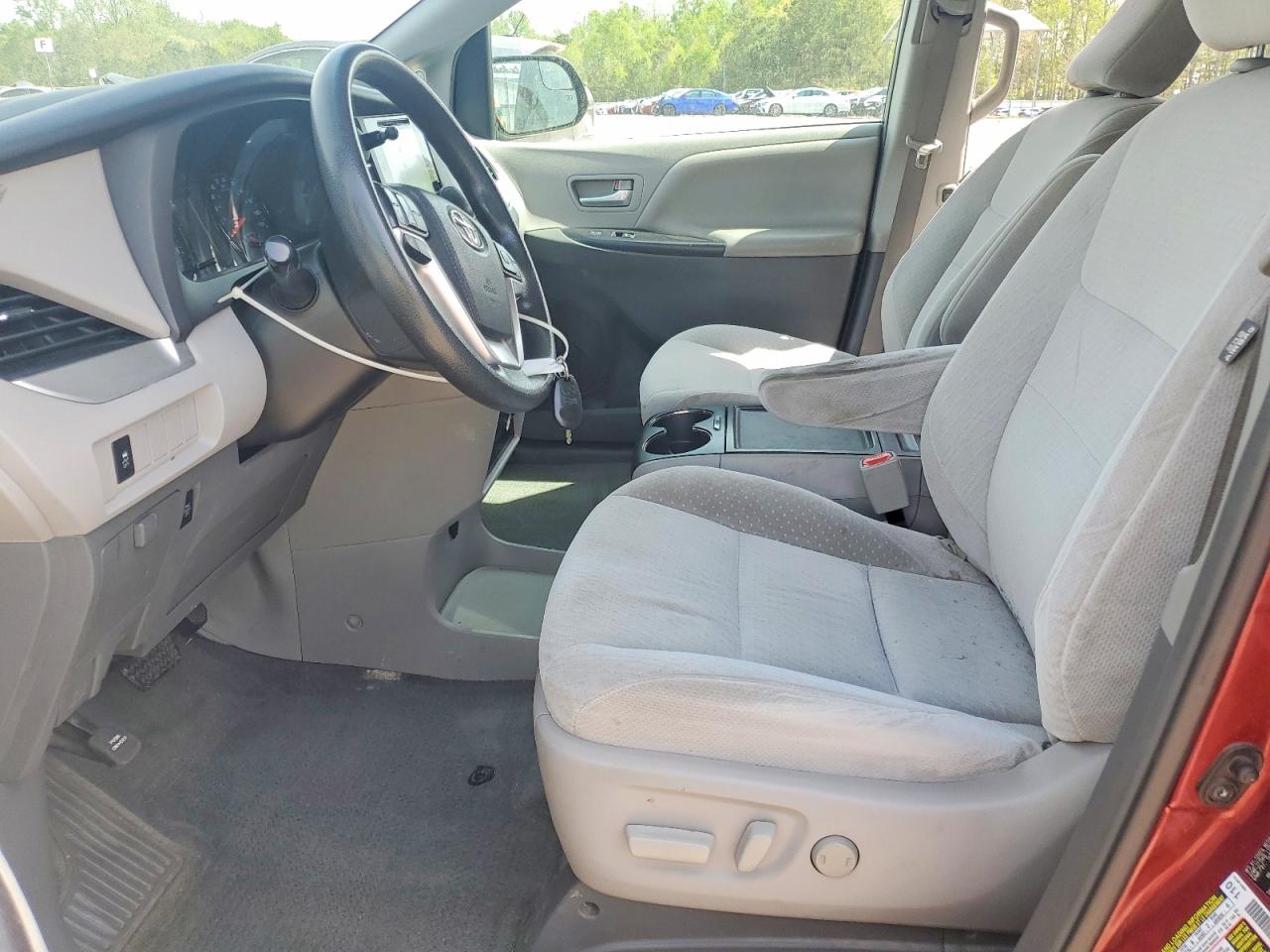 Toyota Sienna Le 8-passenger
