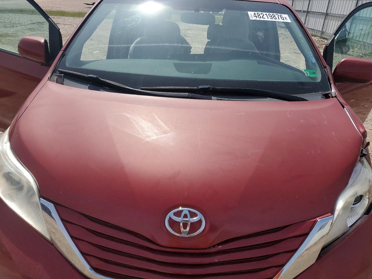 Toyota Sienna Le 8-passenger