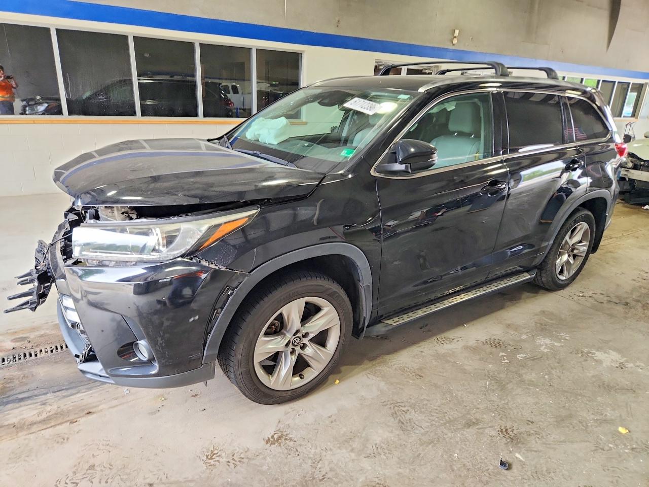 Salvage Toyota Highlander Image