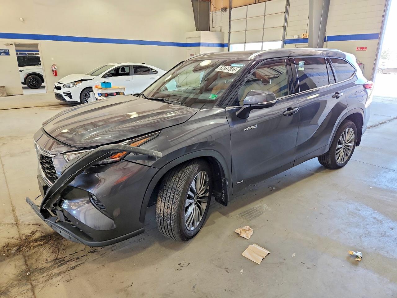 Salvage Toyota Highlander Image