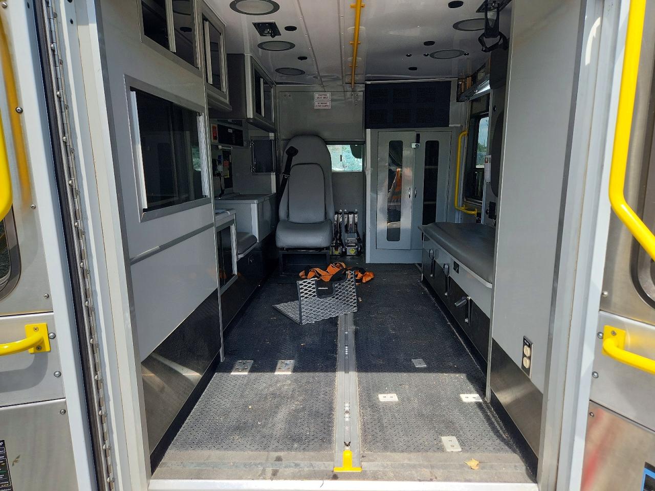 Ford Econoline E350 Super Duty Cutaway Van